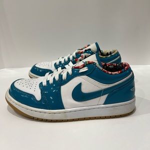 Nike Air Jordan 1 Low SE Barcelona Cyber Teal White Gum 
Men's Size 9